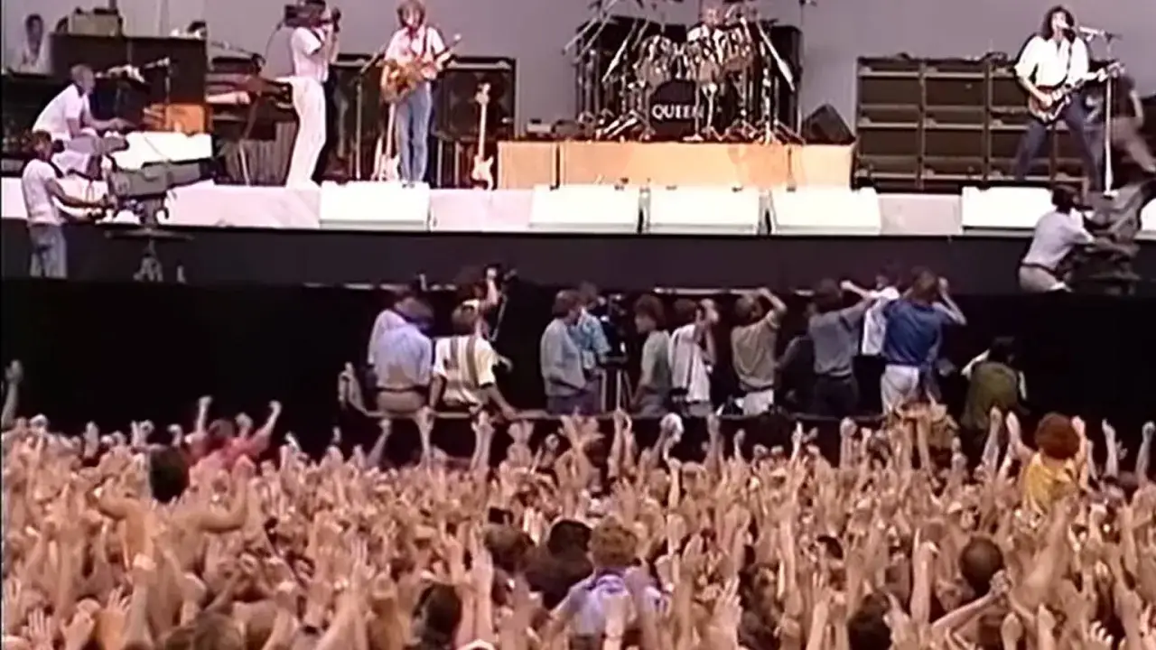 Koncert Queen w Polsce! Tłum szaleje, a Freddie Mercury śpiewa.