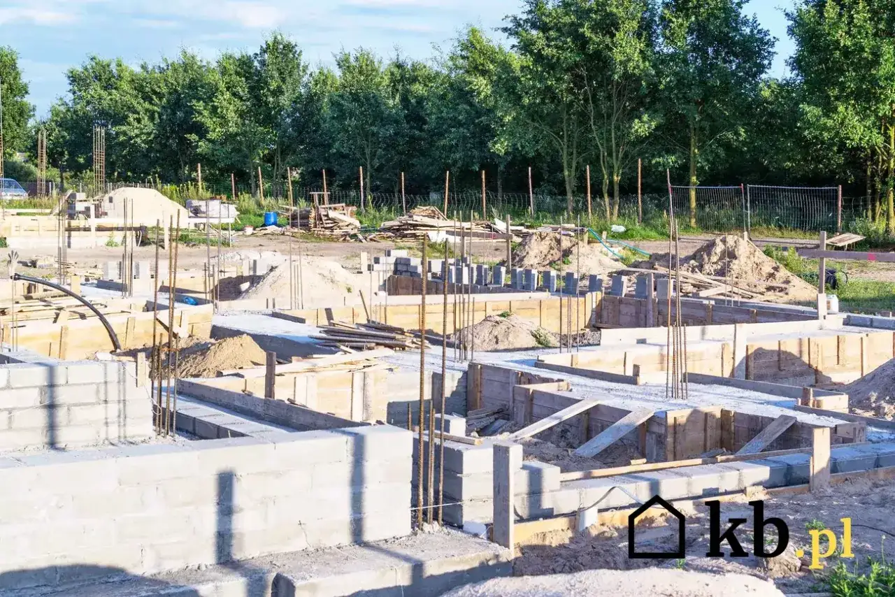 Ile kosztuje fundament pod dom? Uniknij ukrytych kosztów!