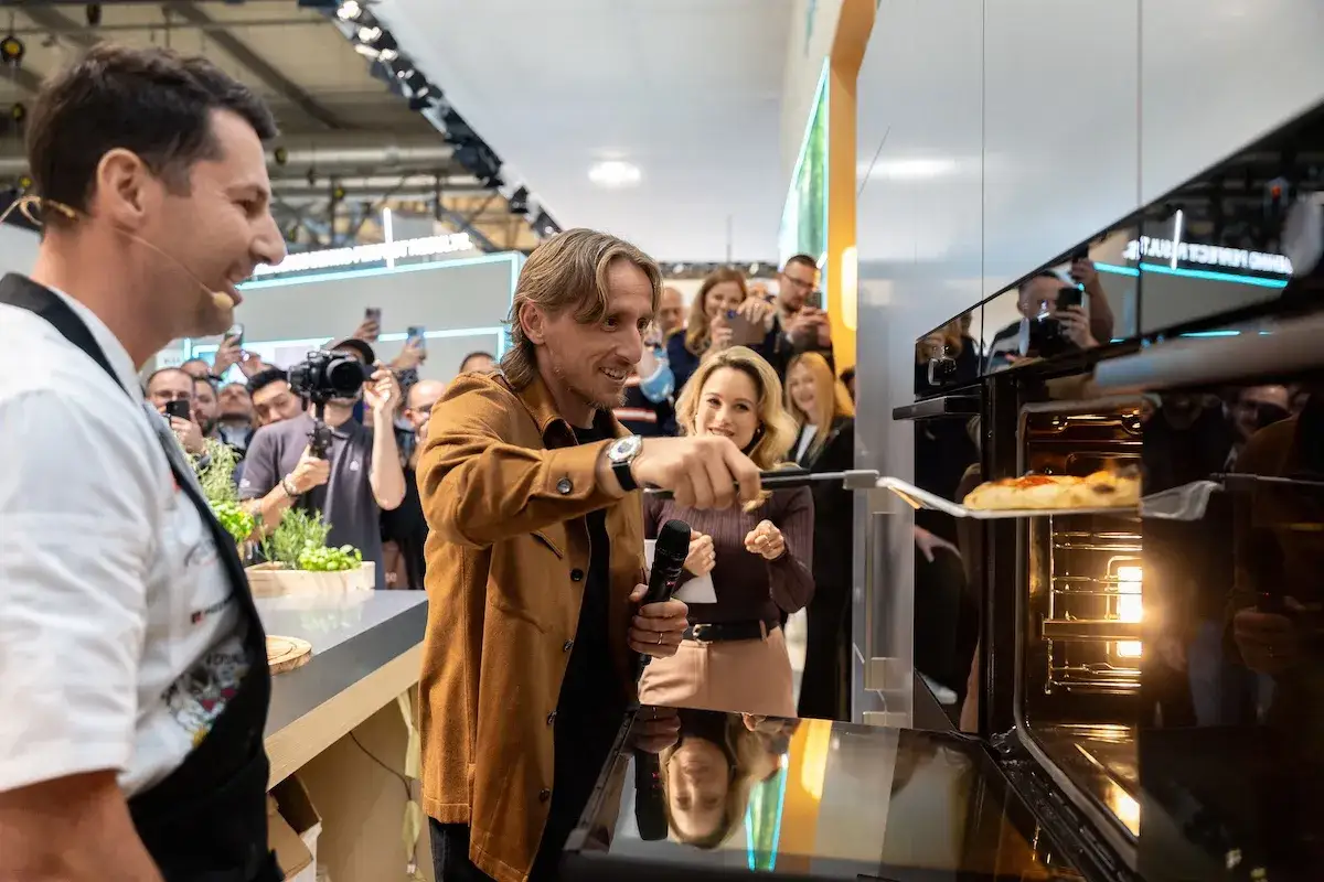 Luka Modrić wyjmuje pizzę z piekarnika Gorenje. To firma znana z innowacyjnych rozwiązań kuchennych.