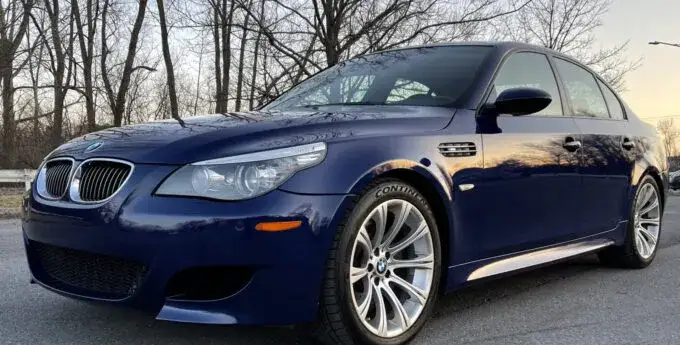 BMW M5 z silnikiem V10 - ikona osiągów i innowacji w motoryzacji