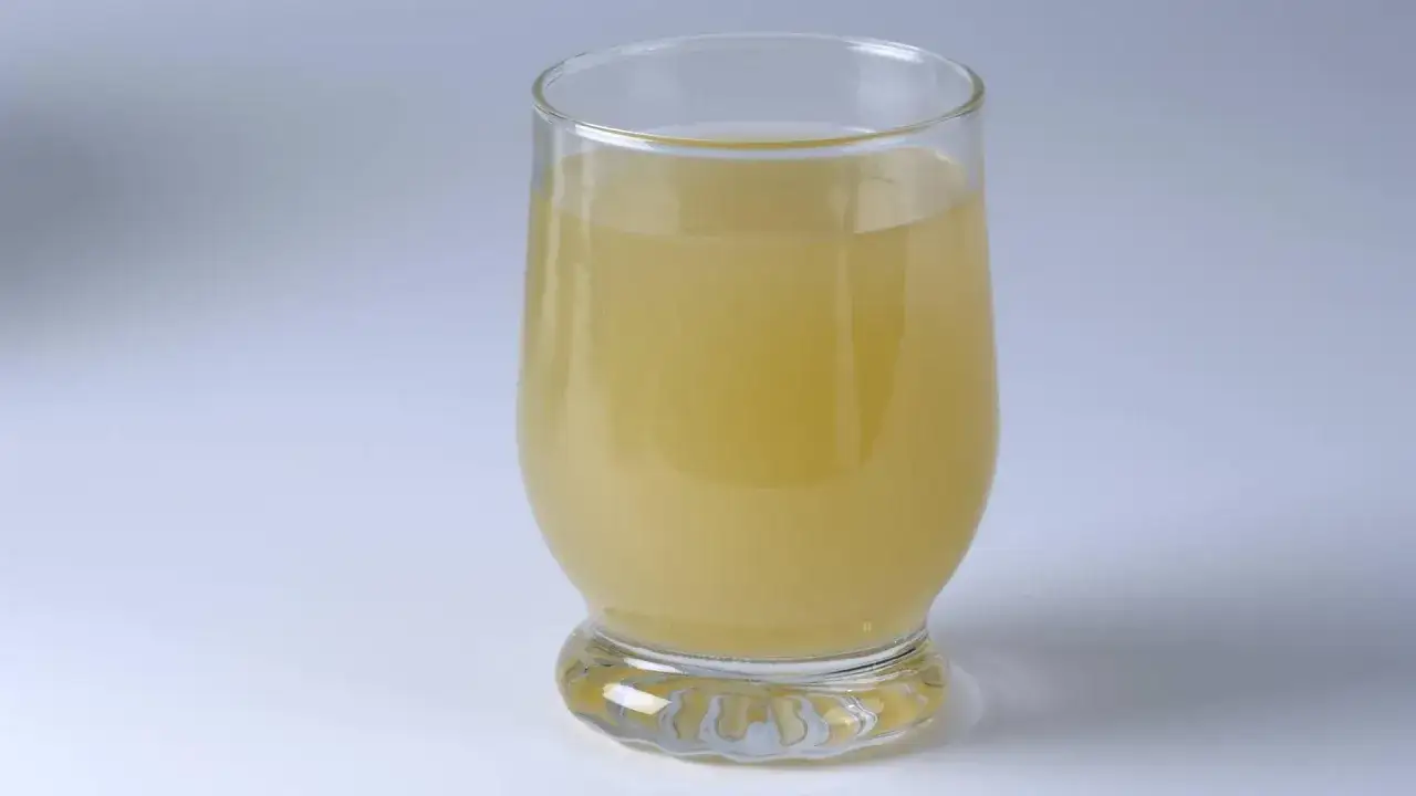 Ein Glas mit hellem, trübem Saft, der an Sauerkrautsaft erinnert und gut für die Darmflora sein soll.