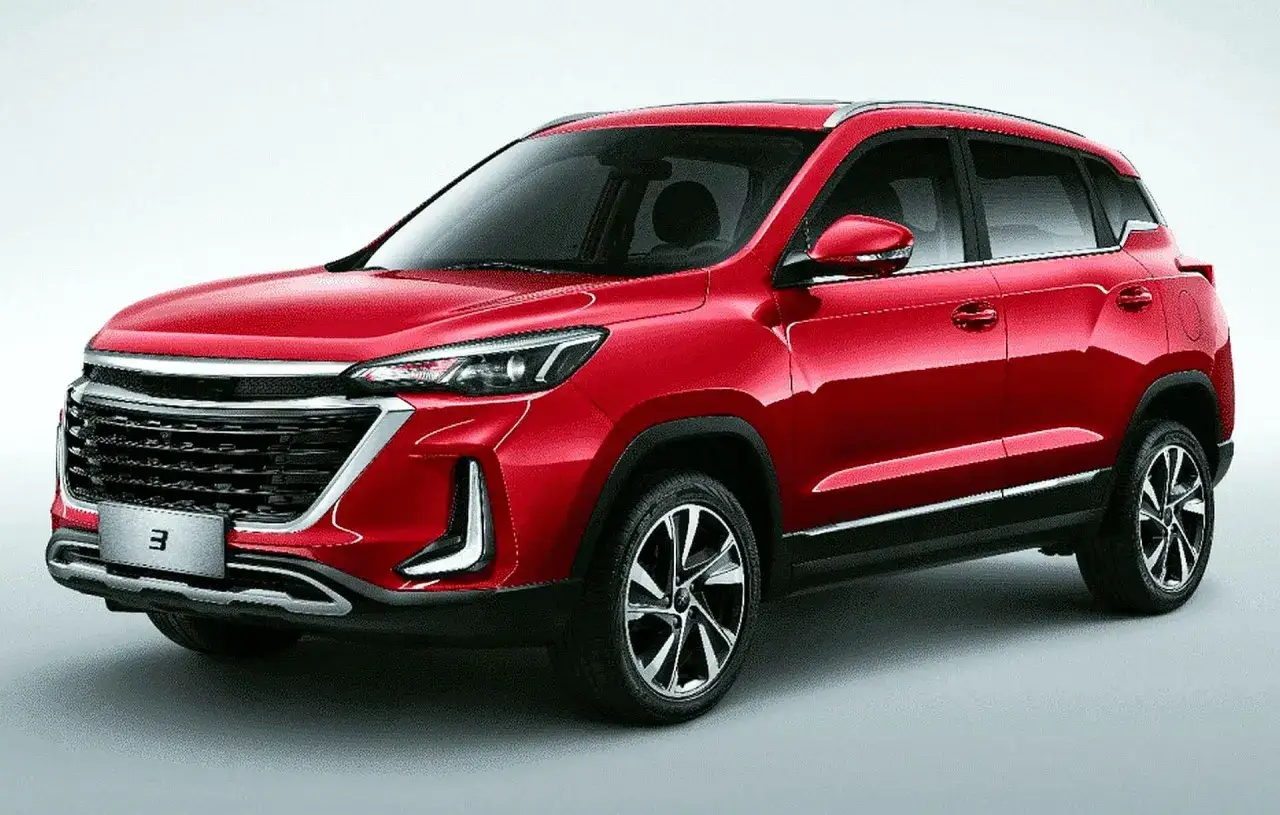 Czerwony SUV z nowoczesnym grillem i światłami. Idealny wybór dla szukających nowych samochodów do 100 tys.