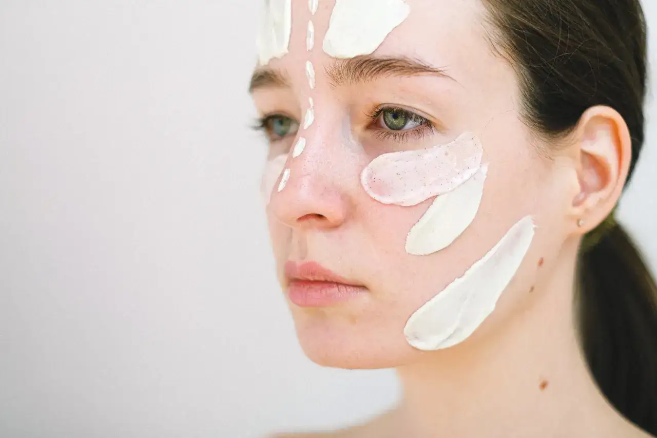 Jaki peeling do cery naczynkowej? Wybierz bezpieczne metody i składniki