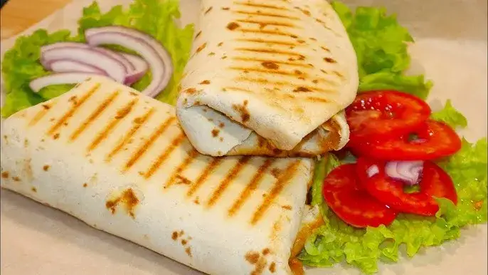 Jak zawijać tortillę kebab, aby uniknąć wypadania składników