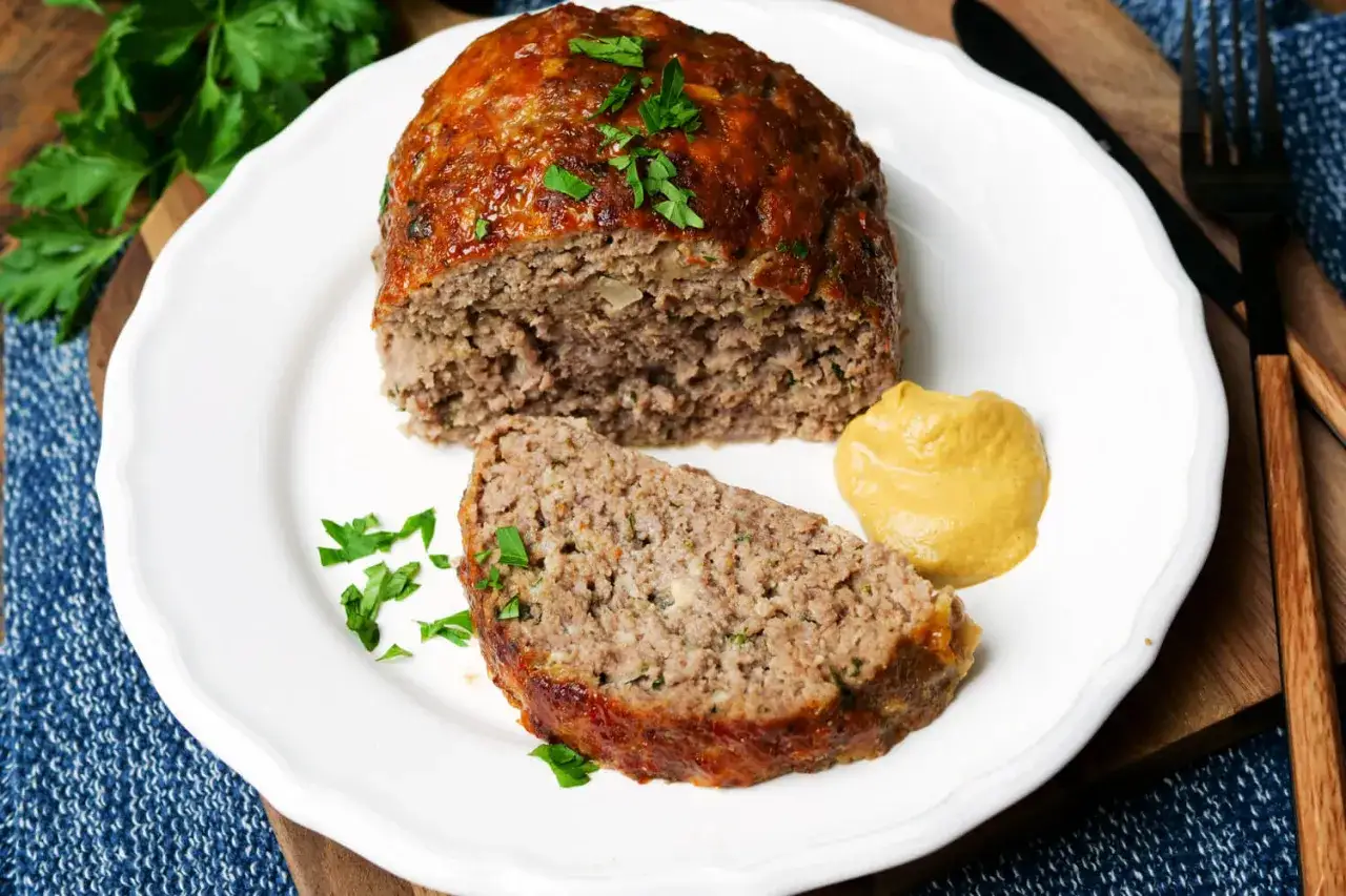 Saftiger Hackbraten, perfekt für ein schnelles Hackbraten Rezept. Mit Senf und Petersilie garniert, ein Genuss!