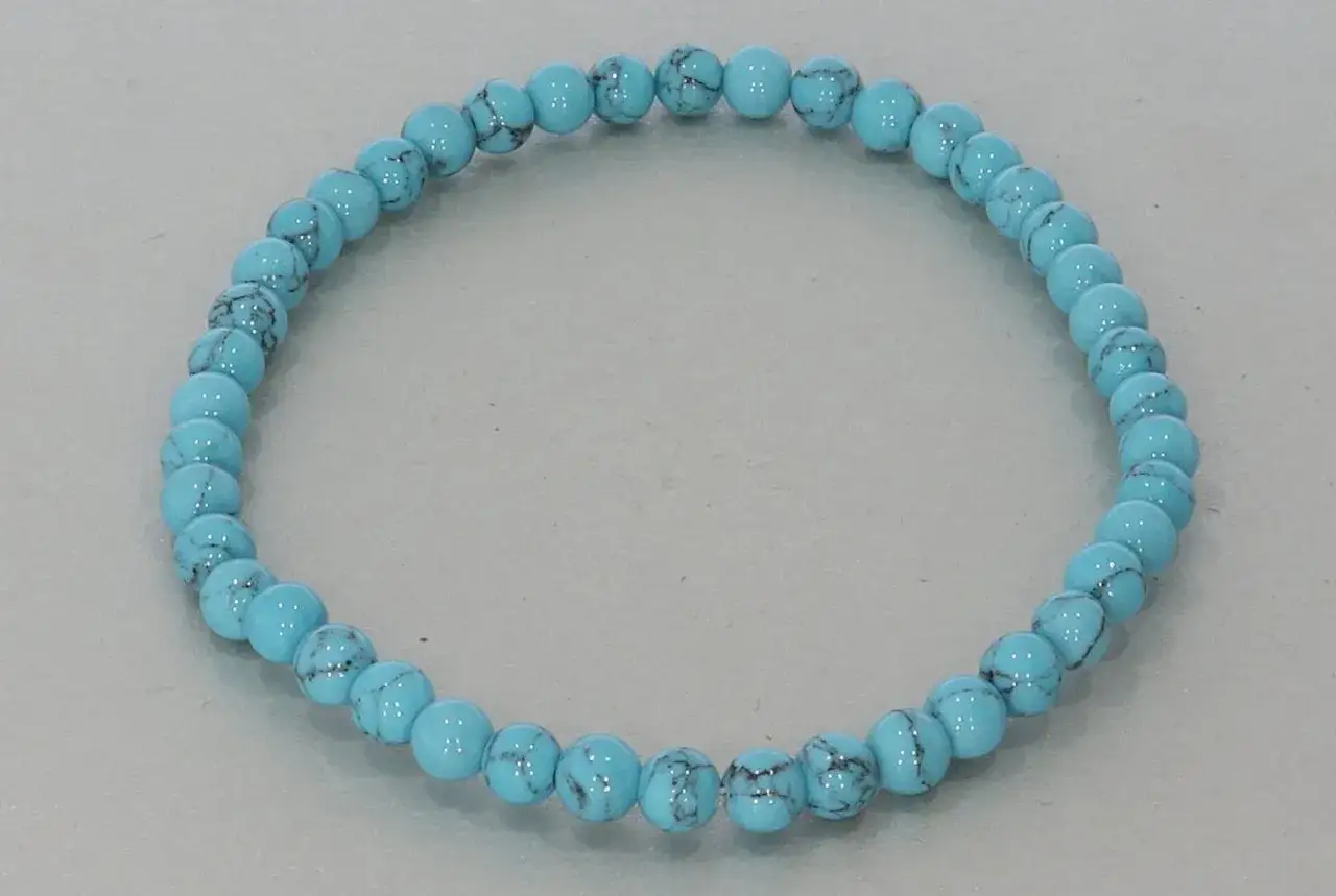 Türkis-Armband mit hellblauen Perlen, die an den Himmel erinnern. Die Bedeutung von Türkis steht für Schutz und Heilung.