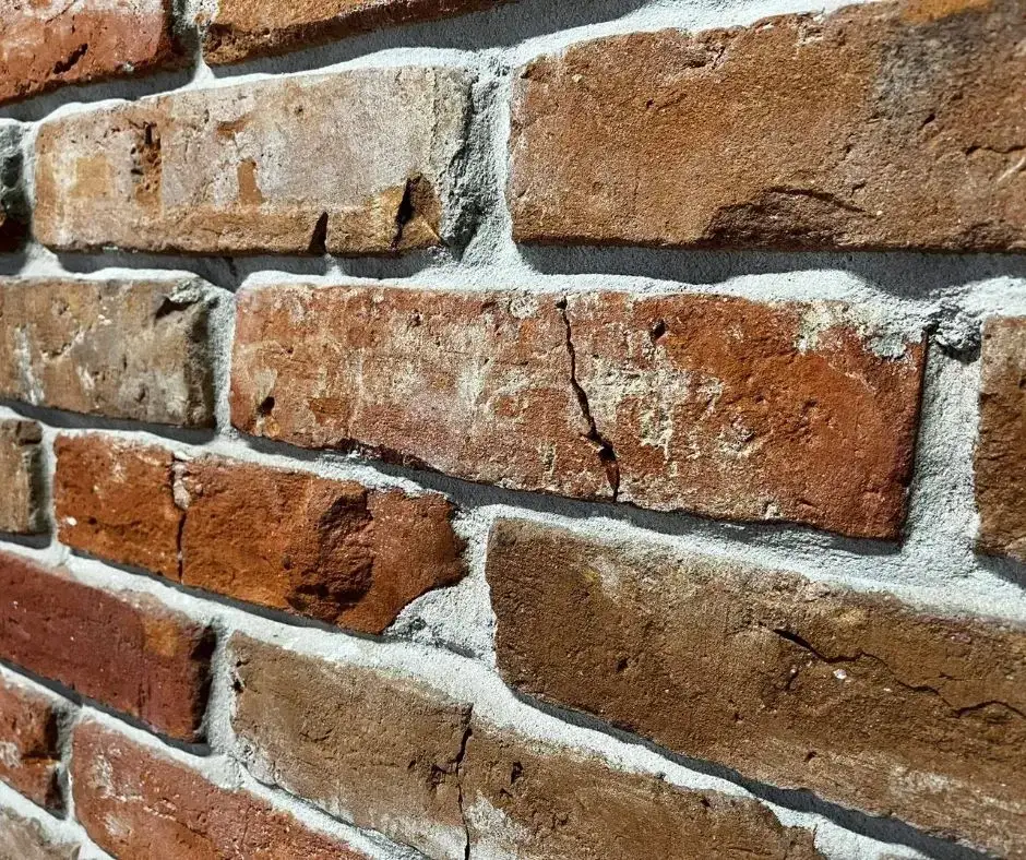Jak skutecznie wyczyścić cegłę z zaprawy: 5 sprawdzonych metod