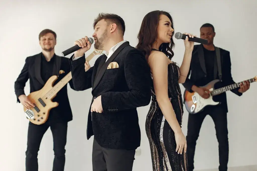 DJ czy zespół na wesele – co wybrać, by uniknąć rozczarowania?