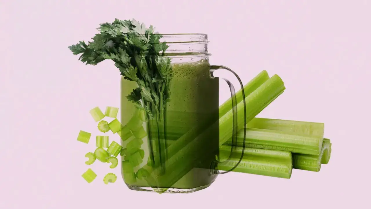Grüner Selleriesaft im Glas, mit frischen Stangen und Stücken. Ideal für eine Sellerie Leberreinigung.