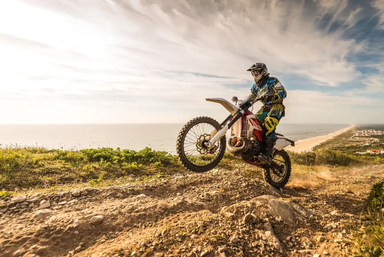 Prawo jazdy na enduro: Czy jest wymagane? Poznaj kategorie i kary!