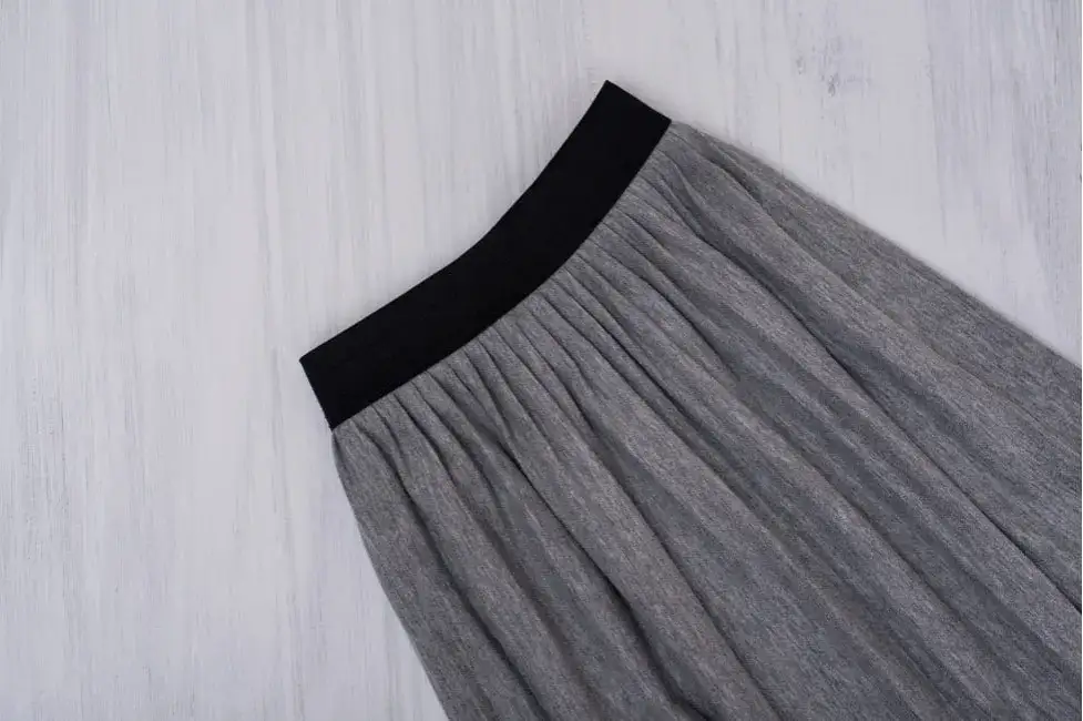 Stylizacja z plisowaną spódnicą: 10 inspirujących pomysłów na looki