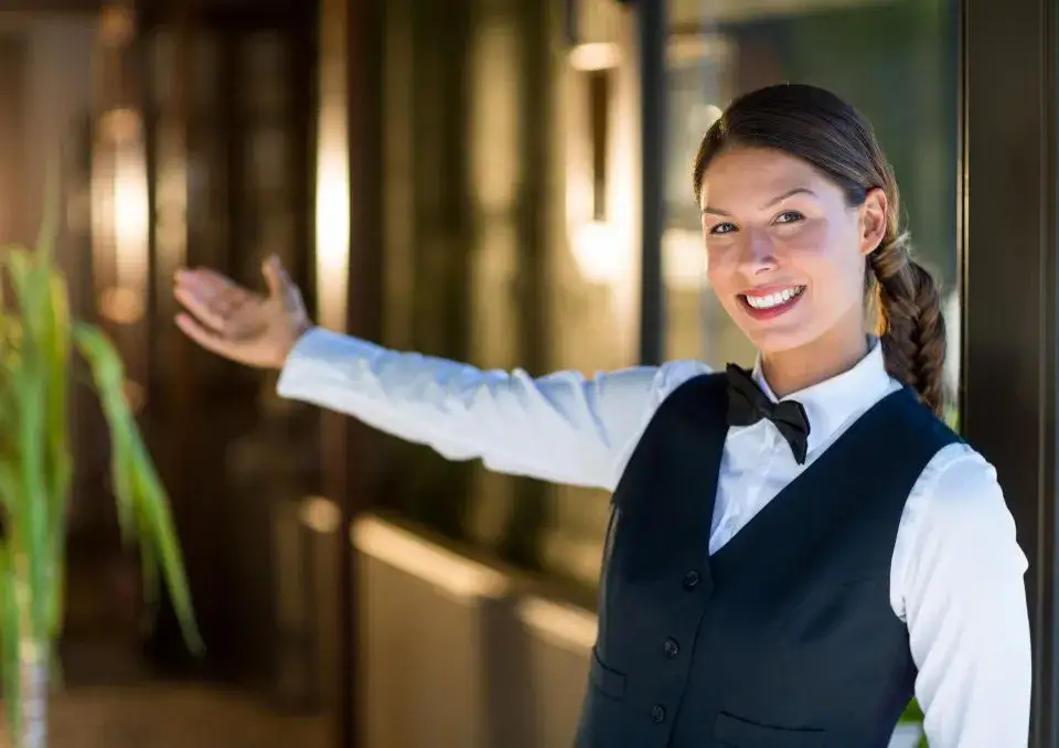 Kim jest hostessa: Profesja, obowiązki i wymagania w branży