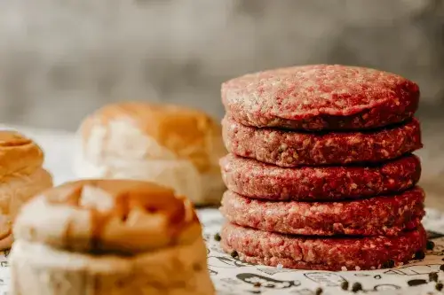 Jak idealnie smażyć burgera - czas i techniki, które musisz znać