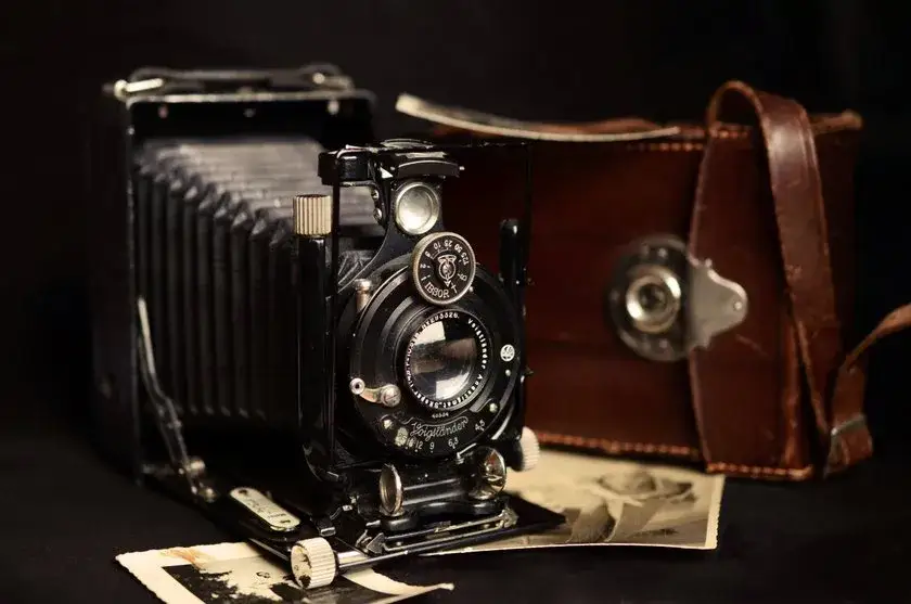 Pierwszy aparat fotograficzny: rewolucyjna historia, która zmieni twoje myślenie