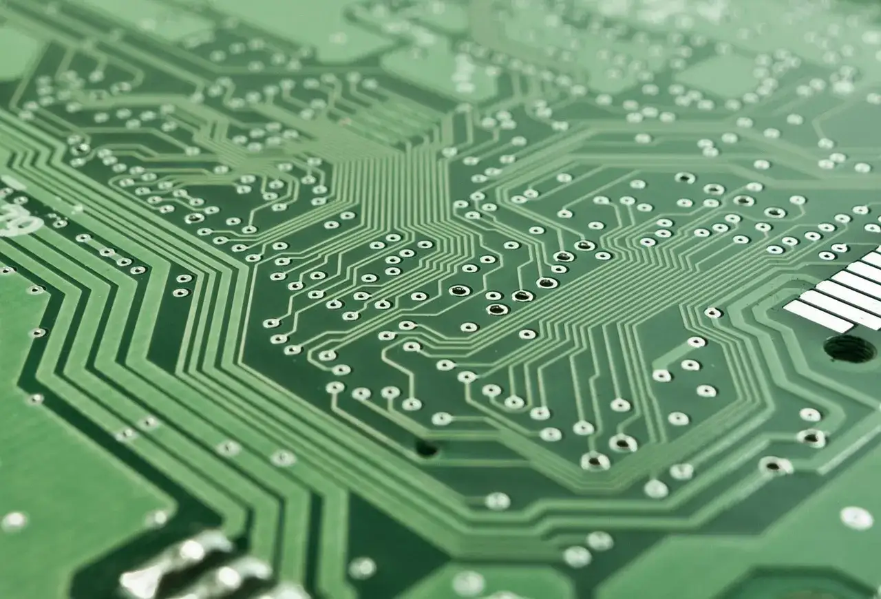 Sprzęt elektroniczny dla wymagających – dlaczego warto postawić na procesory AMD?