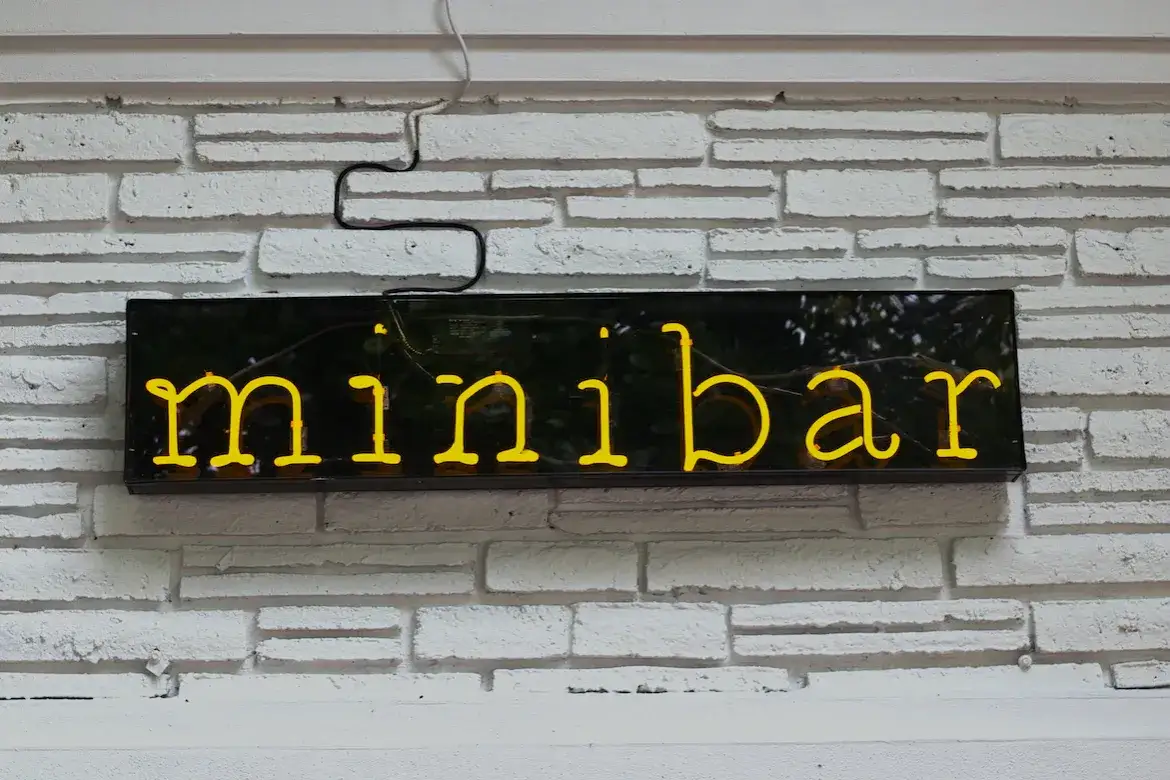 Czy minibar w hotelu jest płatny? Oto, co musisz wiedzieć, aby uniknąć kosztów