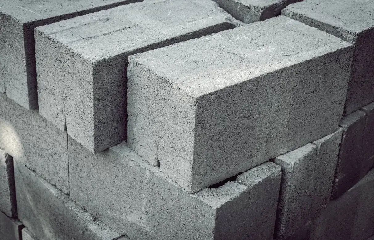Fundamenty z bloczków betonowych czy wylewane – co wybrać, aby zaoszczędzić?