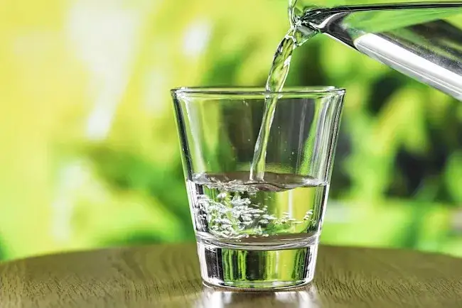 Ile kcal ma woda? Zaskakująca prawda o kaloryczności napojów