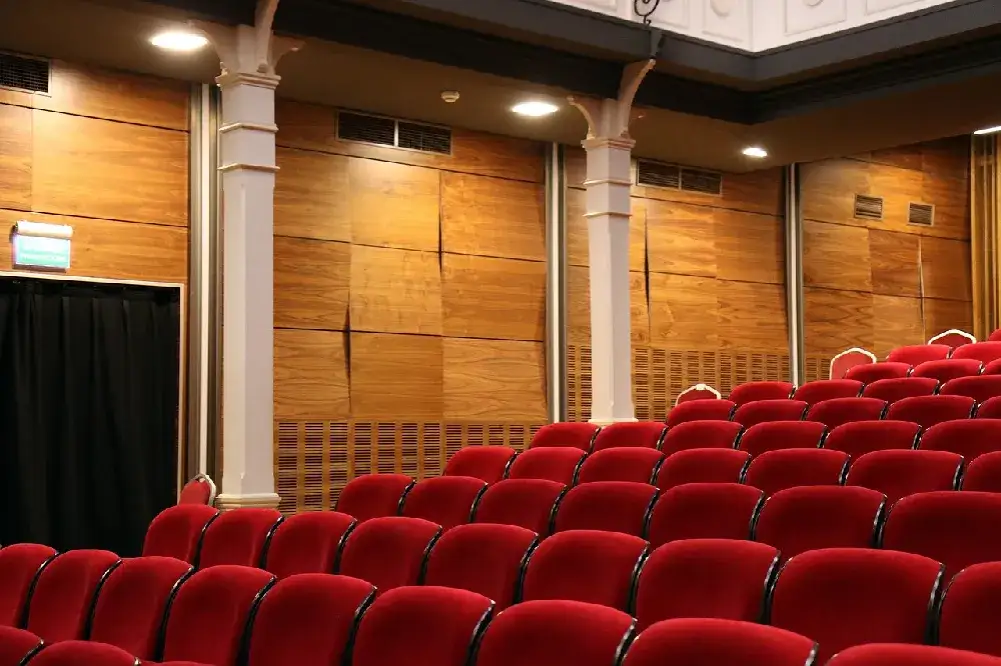 Jak należy zachowywać się w teatrze, aby nie popełnić faux pas