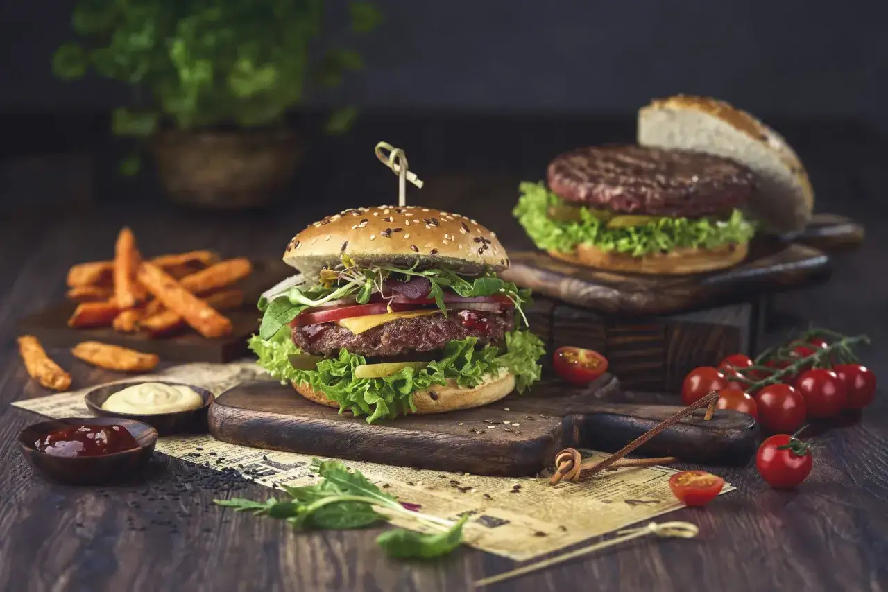 Skąd pochodzą burgery? Odkryj ich zaskakującą historię i ewolucję