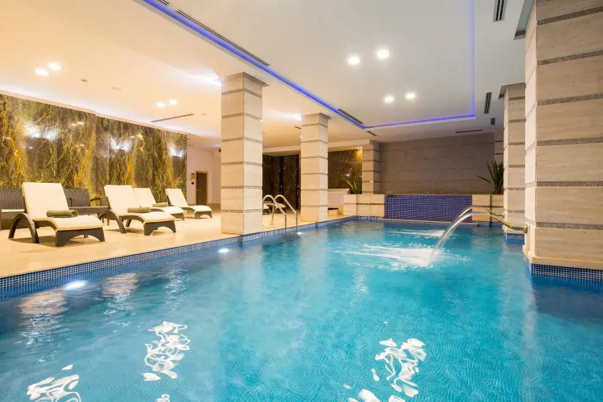Jak iść na basen w hotelu: zasady, które musisz znać, aby uniknąć problemów