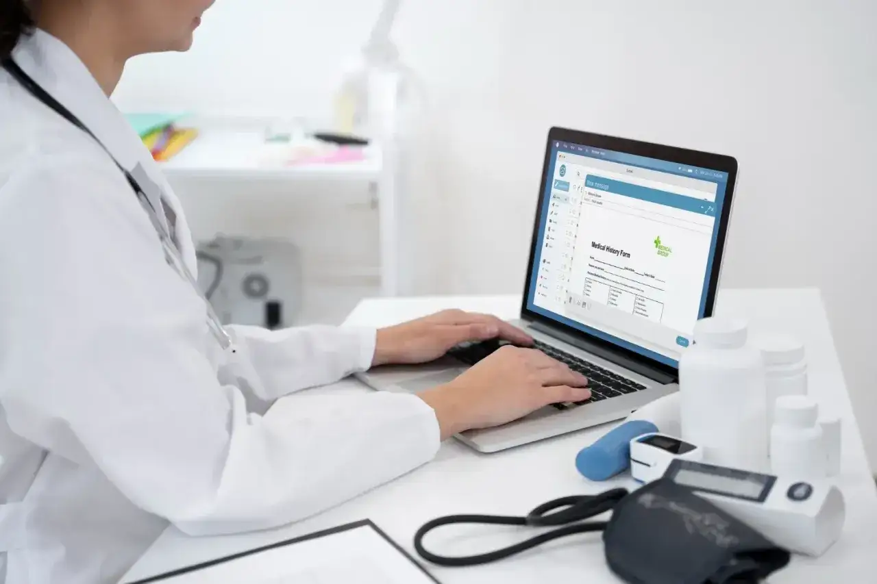 Lekarz wpisuje dane do formularza "Medical History Form", przygotowując przedłużenie zwolnienia lekarskiego z wyprzedzeniem.