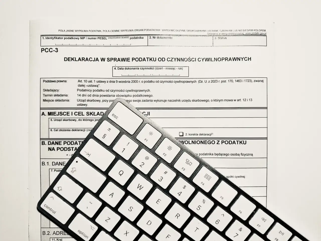Formularz PCC-3 z klawiaturą. Deklaracja podatku od czynności cywilnoprawnych.