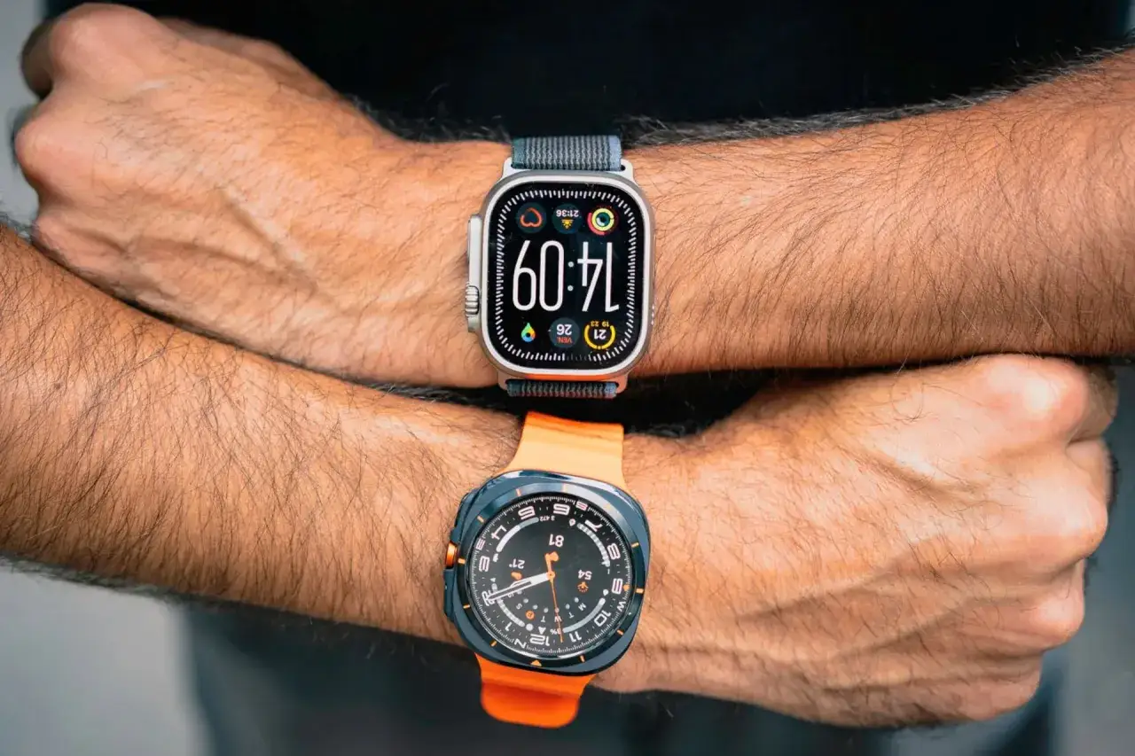 Deux montres connectées sur les bras d'une personne. Peut-on connecter 2 montres sur le même téléphone ?