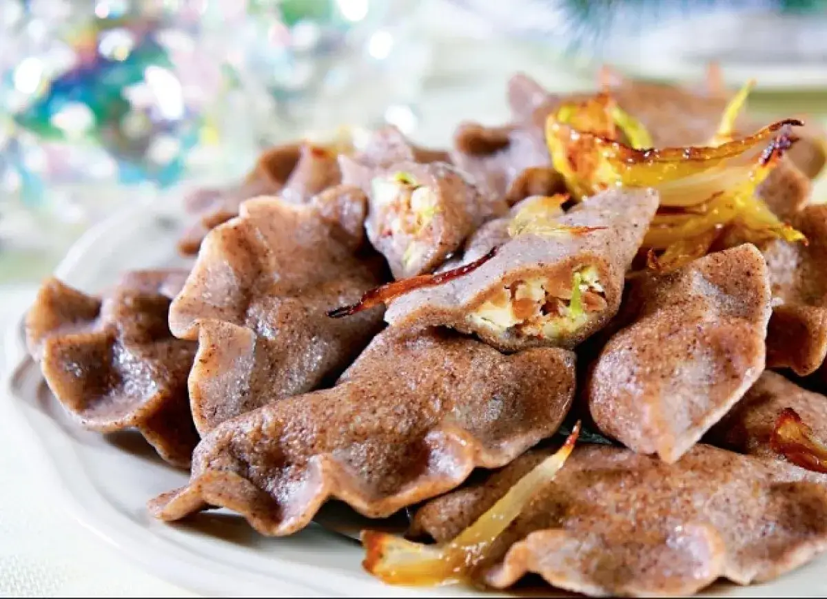 Pyszne pierogi z tofu i warzywami, podane z chrupiącą cebulką. Idealne na wigilijny stół.