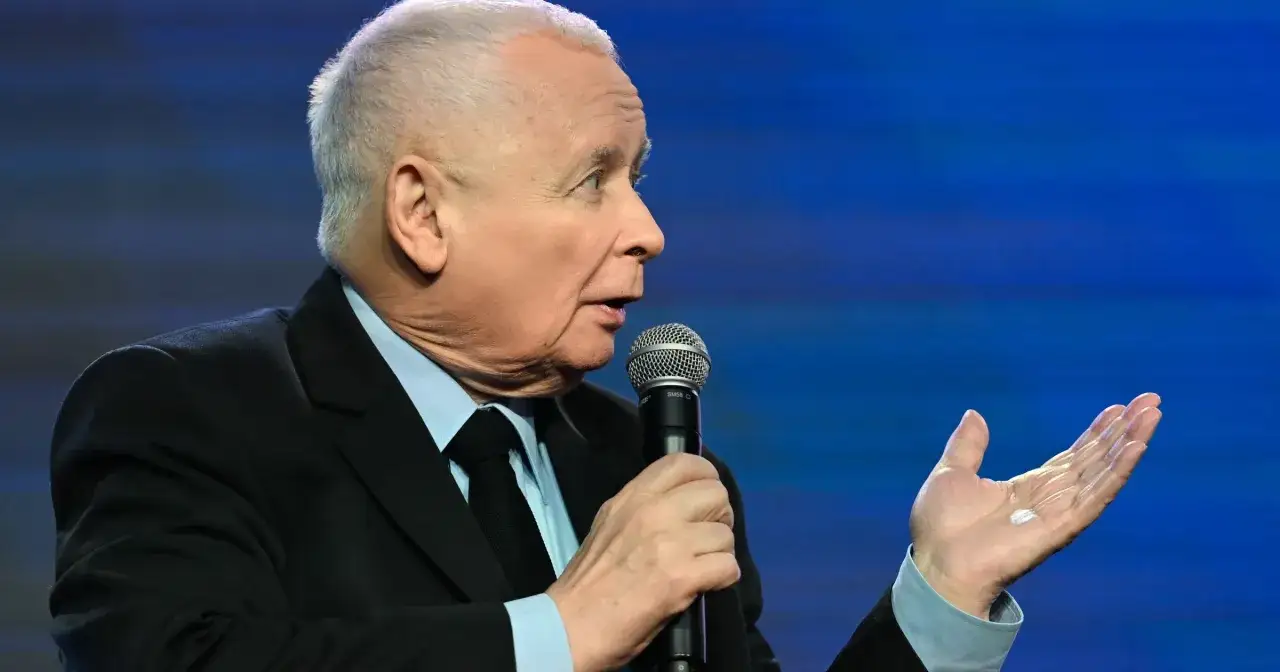 Jarosław Kaczyński przemawia, zastanawiając się, czy PiS może wrócić do władzy po kolejnych wyborach.