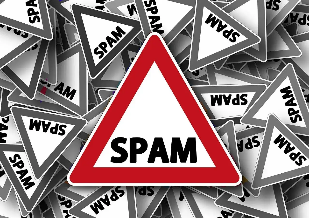 Mnóstwo znaków ostrzegawczych "SPAM" symbolizuje potrzebę ochrony przed niechcianymi wiadomościami.