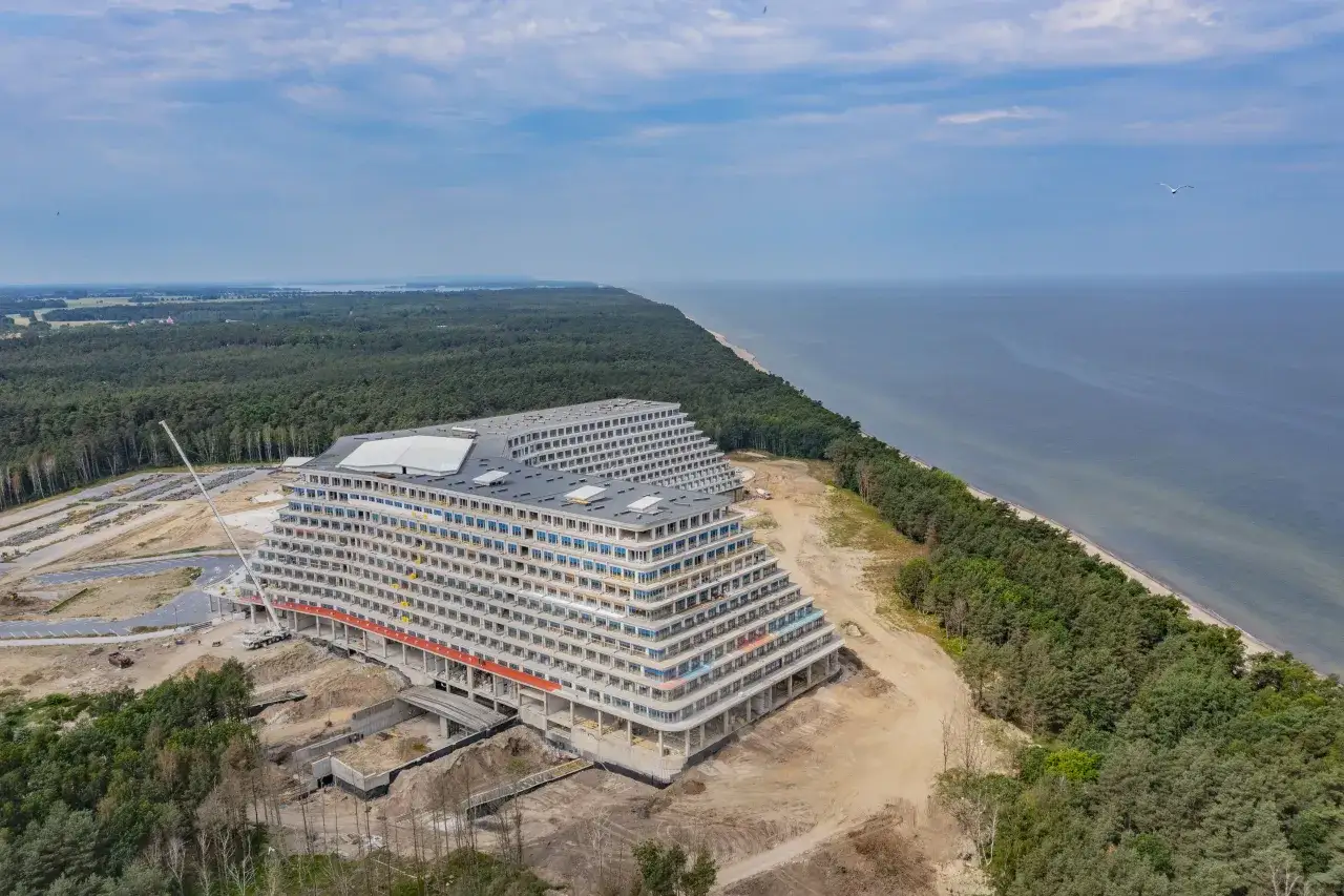 Ogromny hotel Gołębiewski w Pobierowie w budowie, tuż przy lesie i morzu. Trudno oszacować, ile kosztował hotel Gołębiewski w Pobierowie, ale skala budowy robi wrażenie.