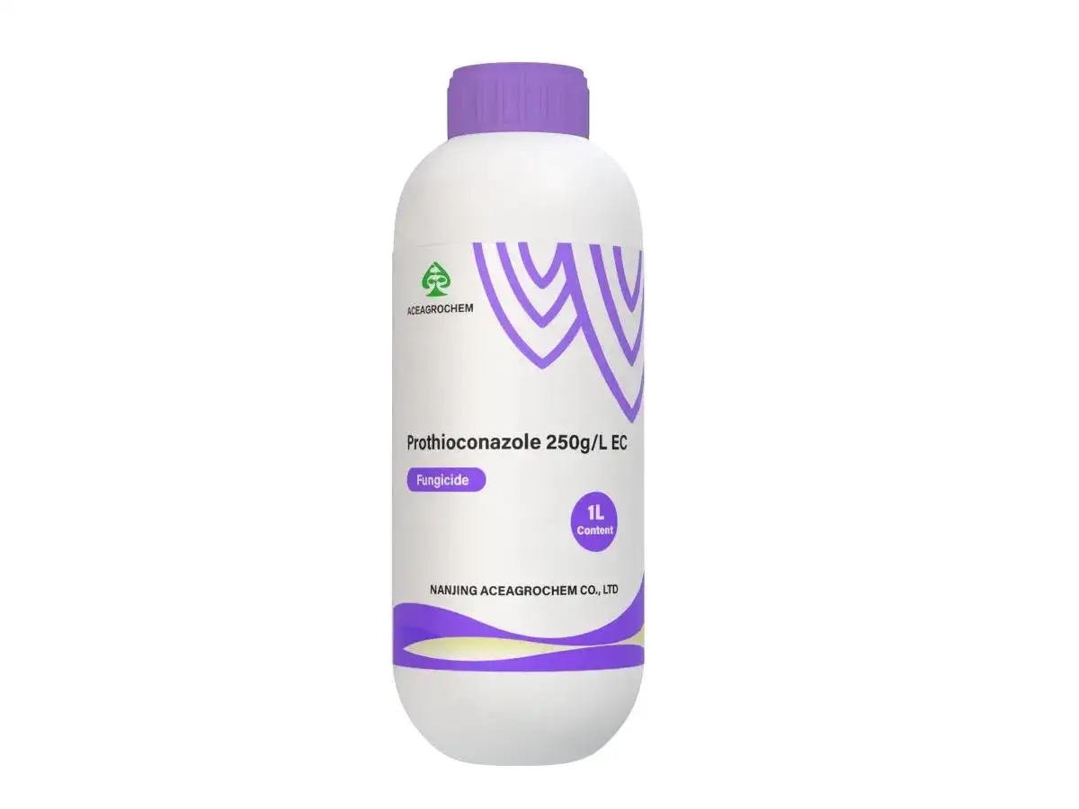 Biała butelka z fioletową nakrętką, zawierająca fungicyd Prothioconazole 250g/L EC, pojemność 1L.