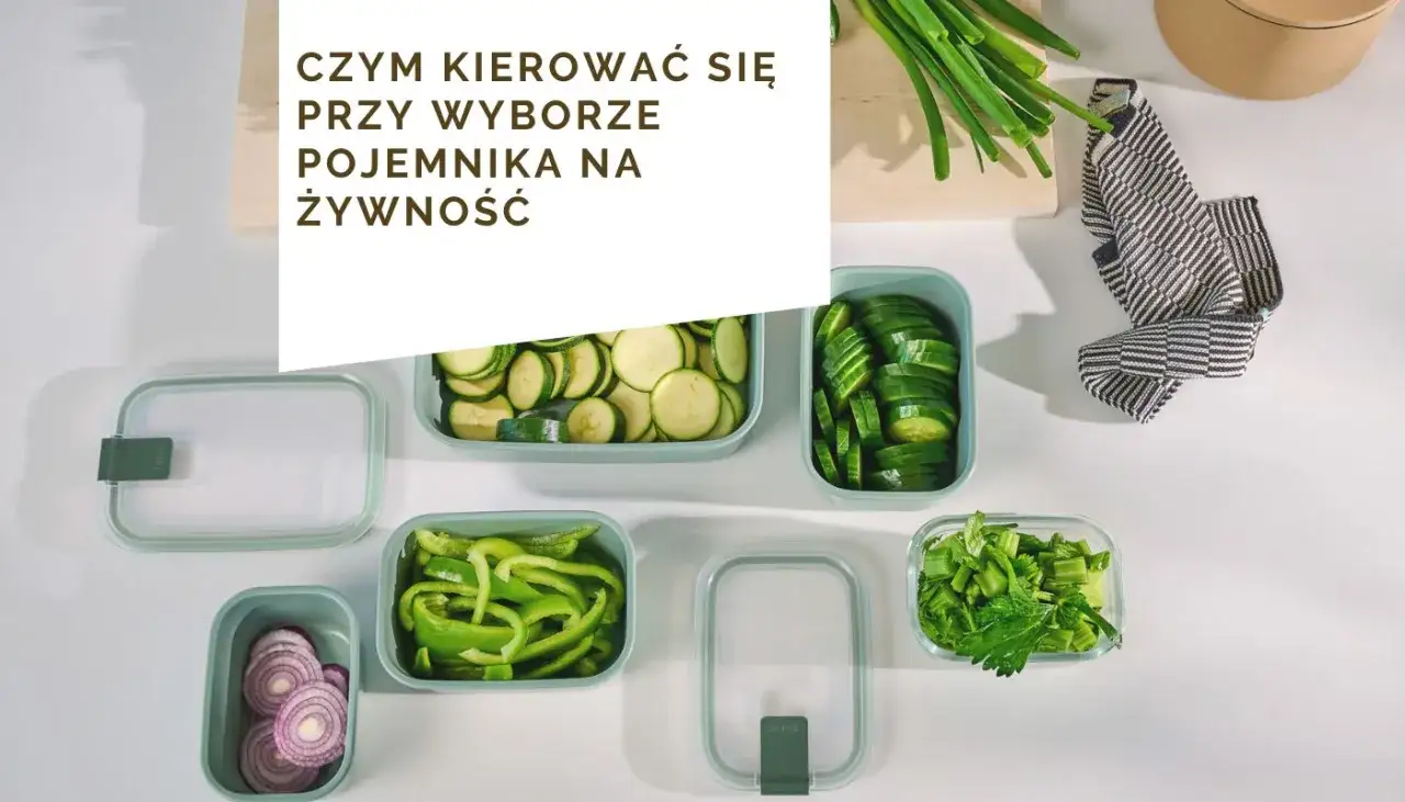 Różnorodne pojemniki na żywność wypełnione świeżymi warzywami: cukinią, ogórkiem, papryką, cebulą i ziołami.