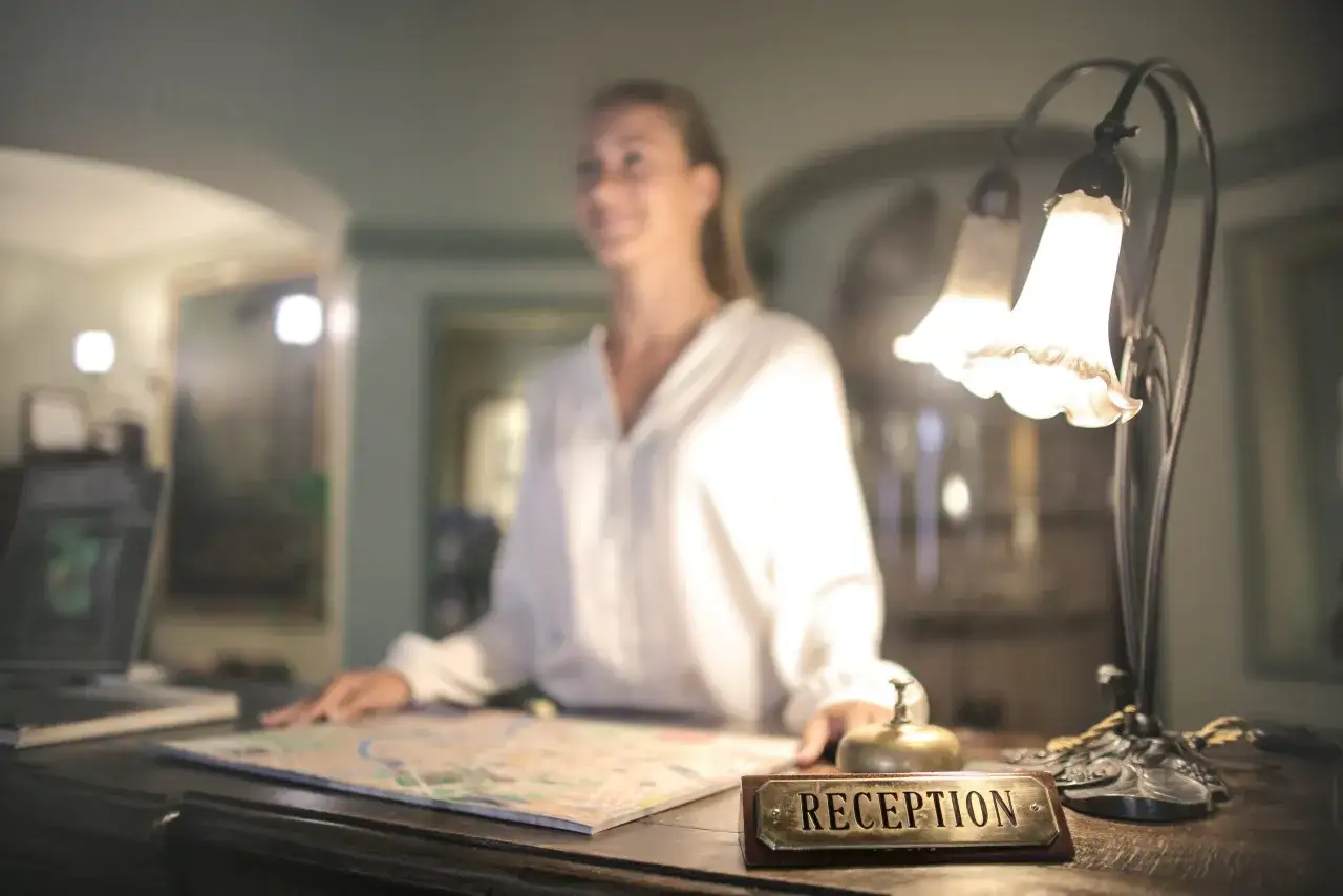 Co robi recepcjonistka w hotelu? Poznaj jej kluczowe obowiązki