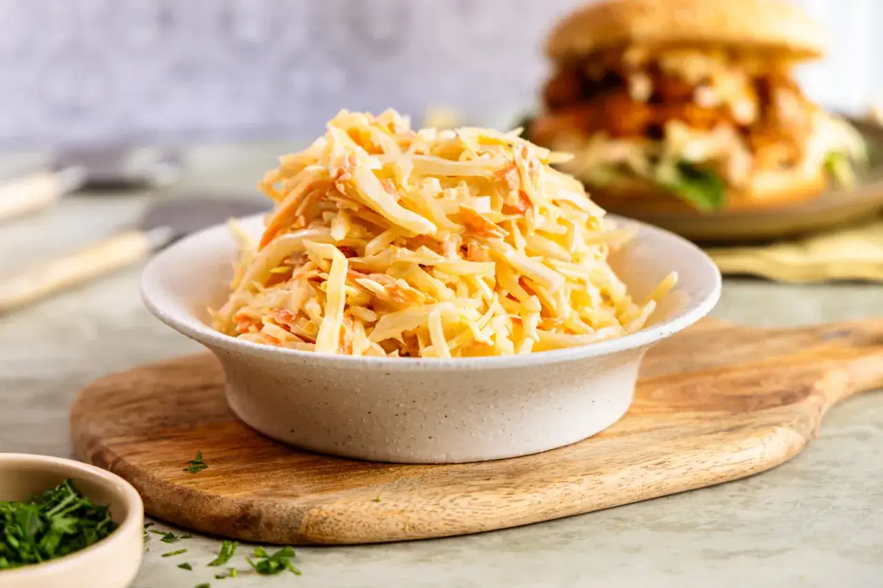 Frischer Krautsalat, perfekt für Ihr coleslaw rezept. Cremig und knackig, eine köstliche Beilage.