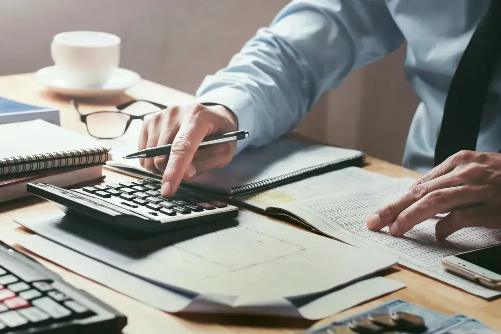 Jakie stawki VAT obowiązują dla PKD 70.22? Sprawdź szczegóły.