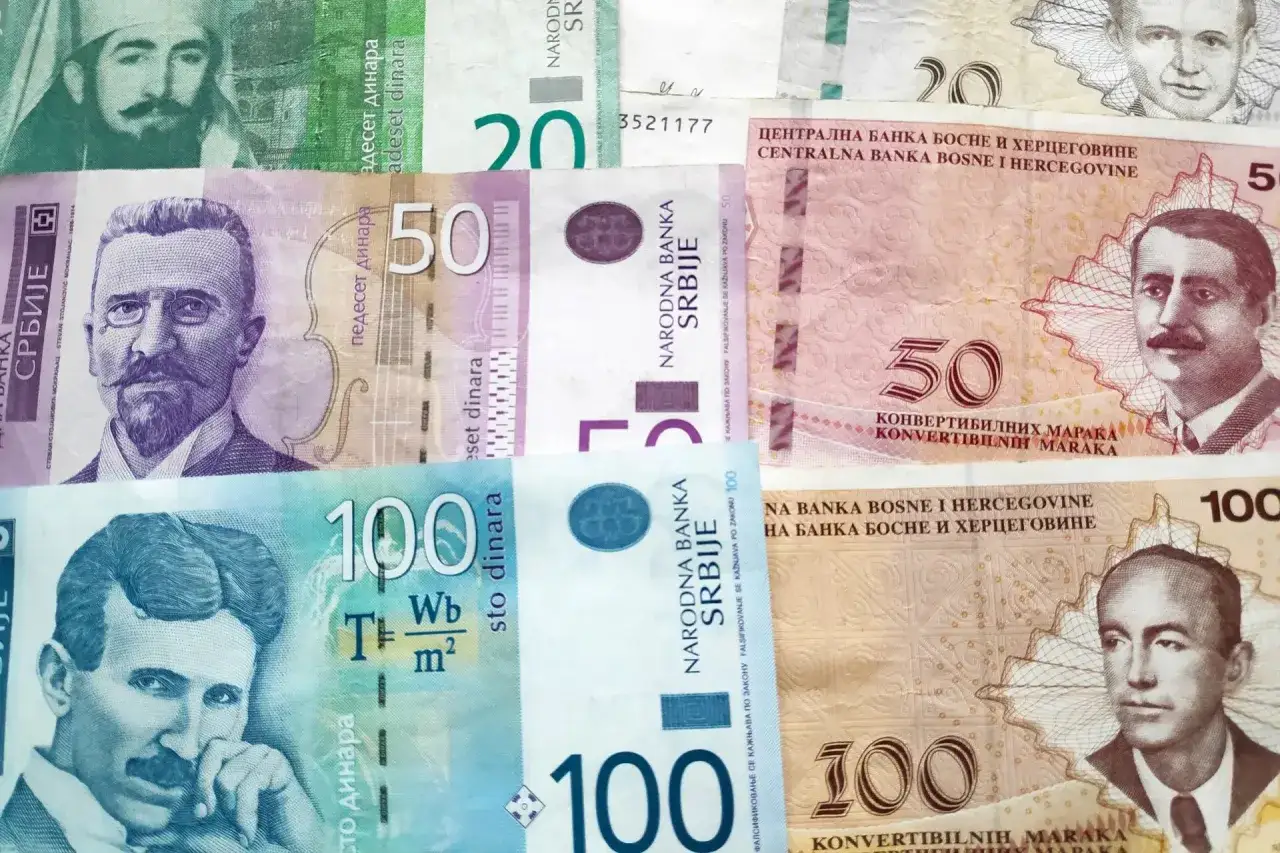 Serbskie dinary i bośniackie marki. Na banknotach widać portrety znanych postaci, m.in. Nikoli Tesli. To właśnie te waluty stanowią odpowiedź na pytanie: co to za waluta RS.