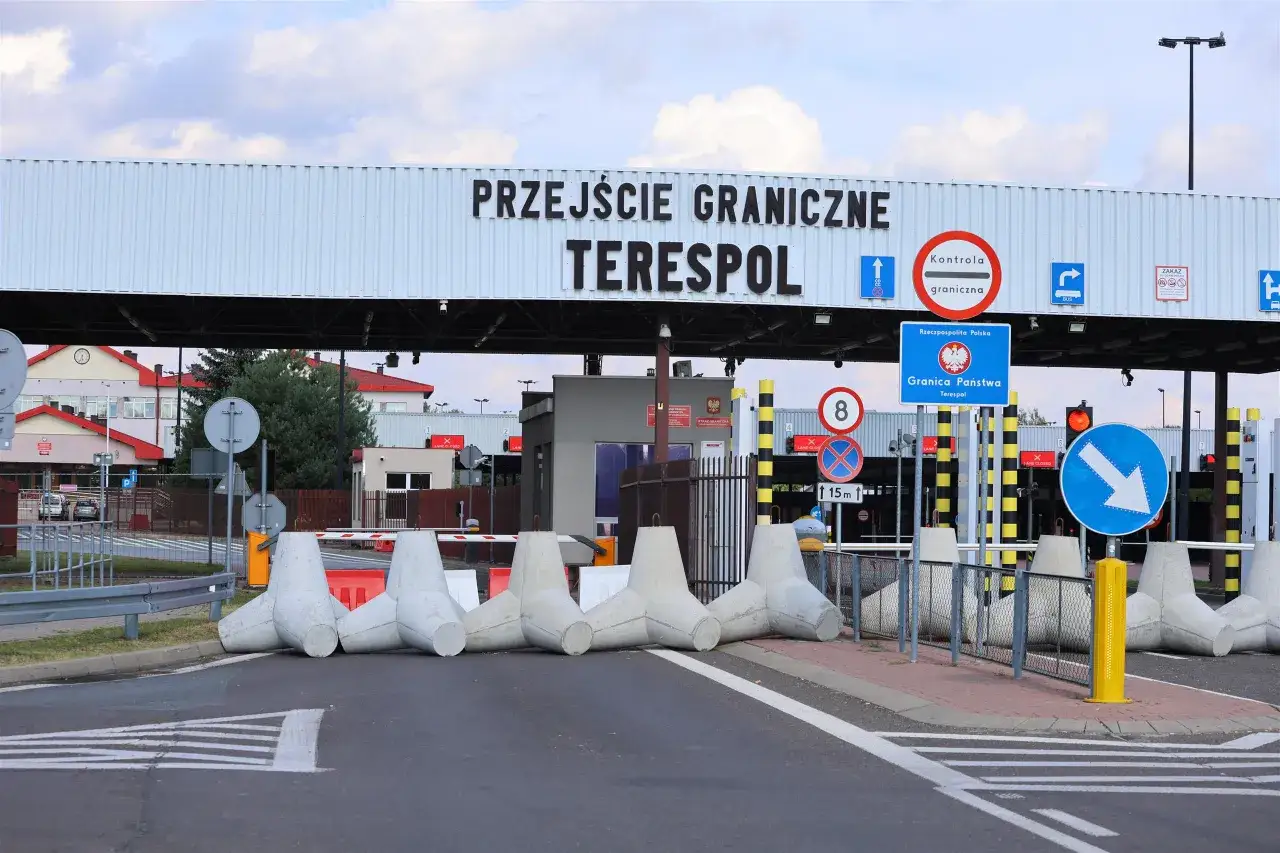 Przejście graniczne Terespol z betonowymi blokami i znakami drogowymi.