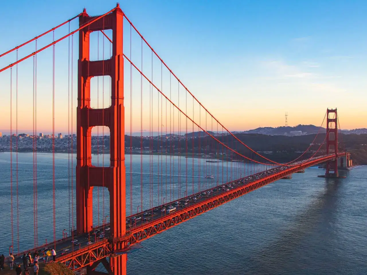 Zachód słońca nad Zatoką San Francisco, oświetlający słynny Golden Gate Bridge.