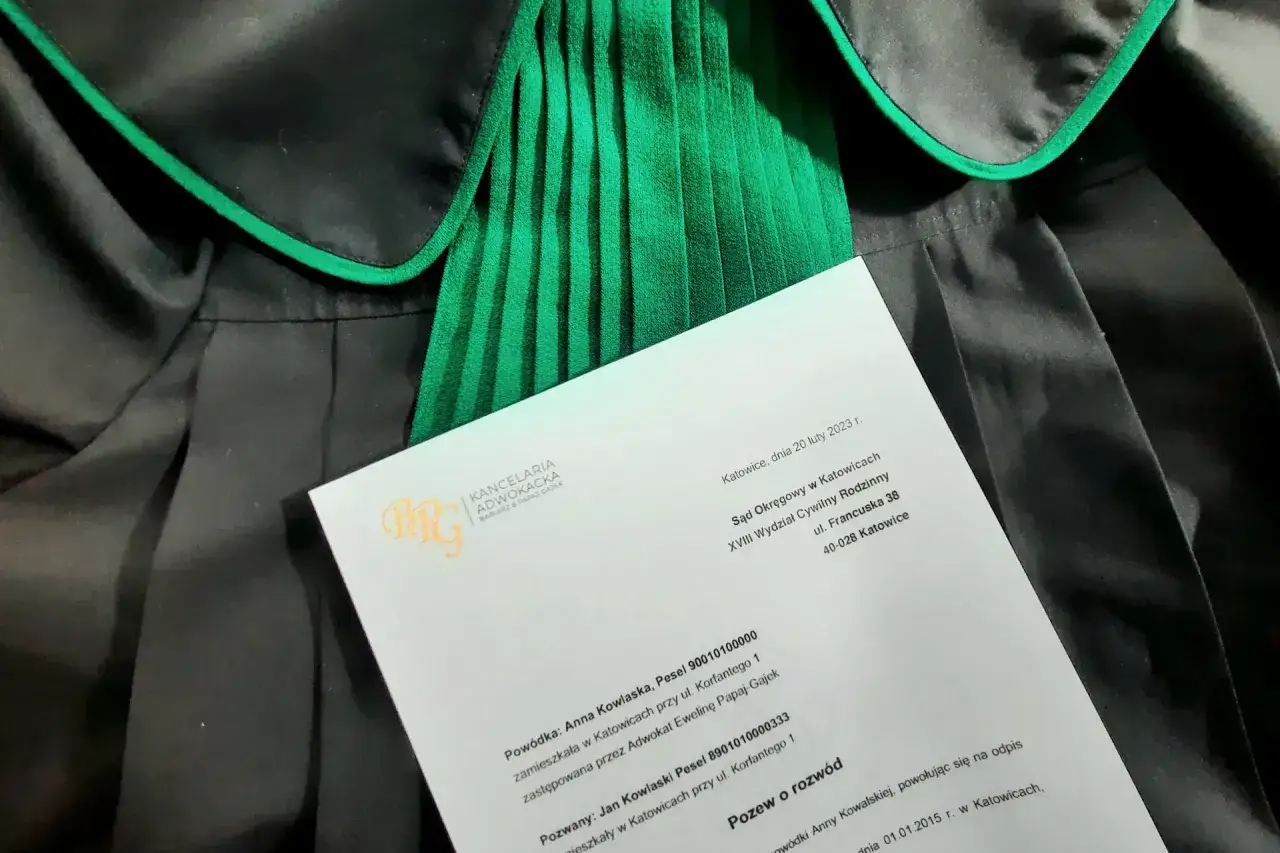 Pozew rozwodowy na tle tog prawniczych. Dokument zawiera dane stron i sąd.