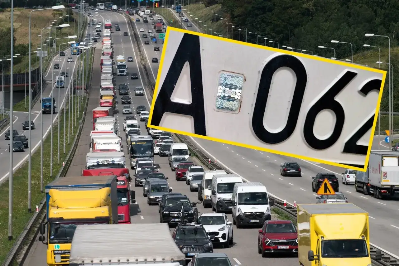 Korek na autostradzie, widać fragment tablicy rejestracyjnej z literami "A O" i cyframi "062".
