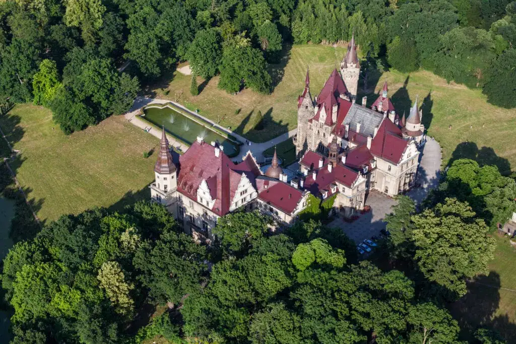 Zamek w Mosznej – fascynująca historia i niezwykła architektura