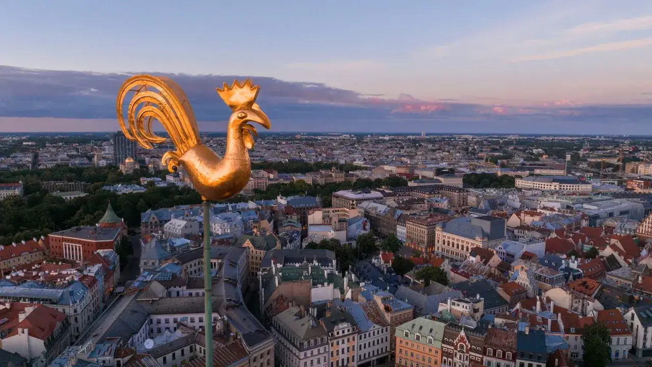Złoty kogut na wieży kościoła, symbol miasta, góruje nad panoramą. Co oznacza kogut na wieży kościoła? Strażnik miasta.