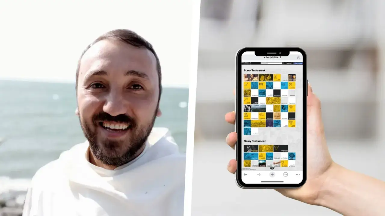 Uśmiechnięty mężczyzna w habicie trzyma smartfon z aplikacją "Niezbędnik katolika czytania na każdy dzień", prezentującą Stary i Nowy Testament.