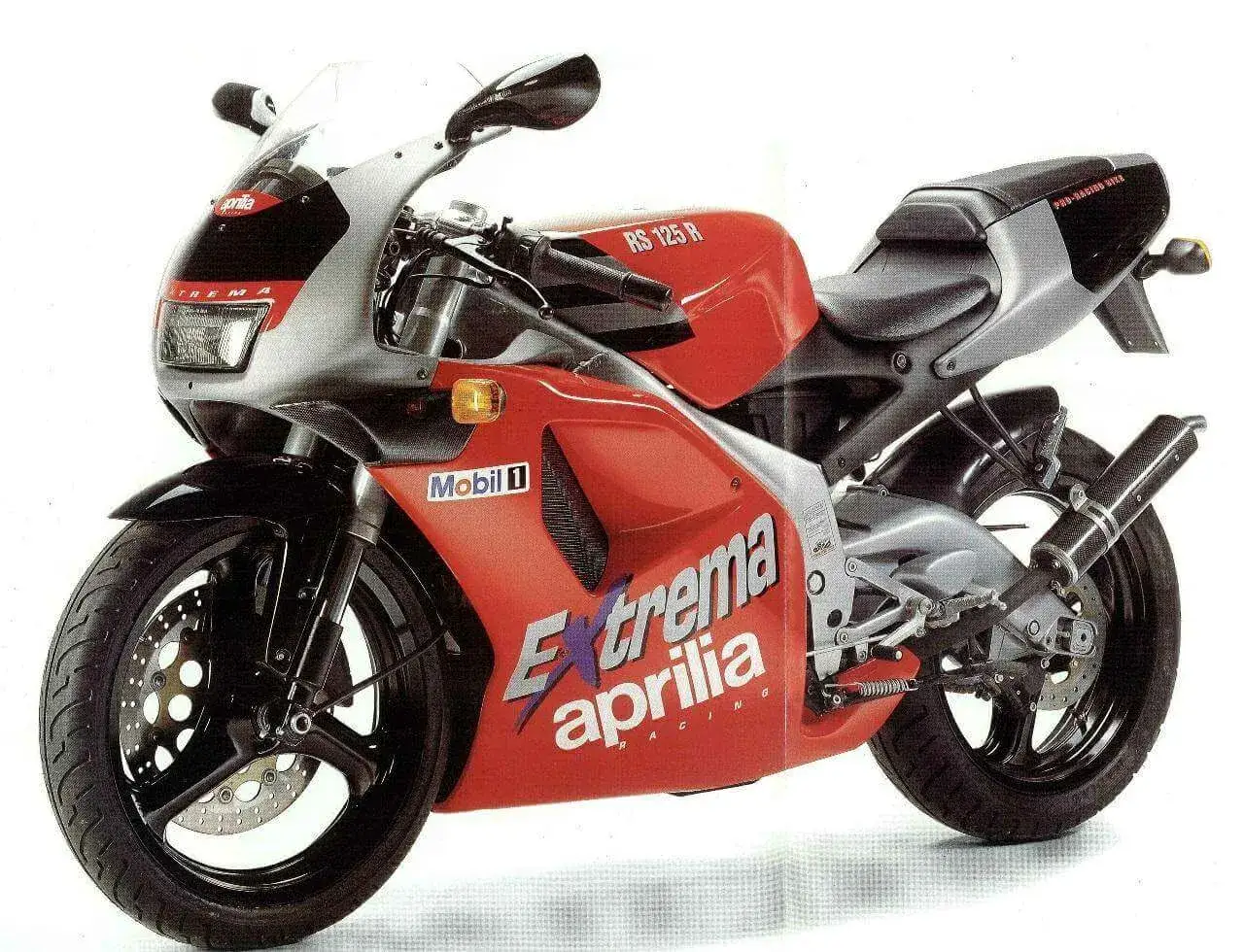 Czerwona Aprilia RS 125 Extrema, gotowa do osiągnięcia v-max.