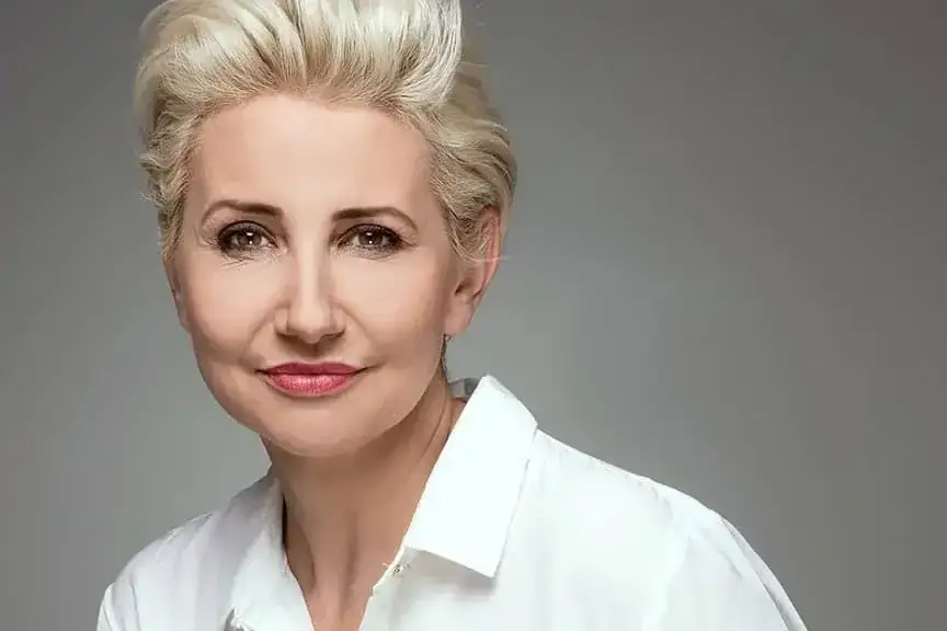 Jak ułożyć włosy do tyłu damskie – proste sposoby na idealny look