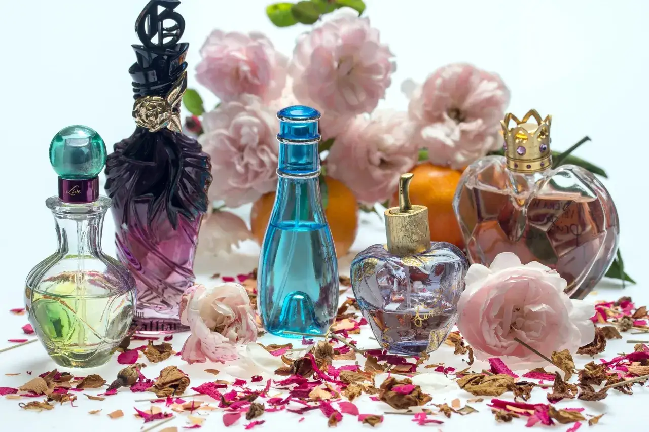 Czym się różni perfum od wody toaletowej? Kluczowe różnice i ceny