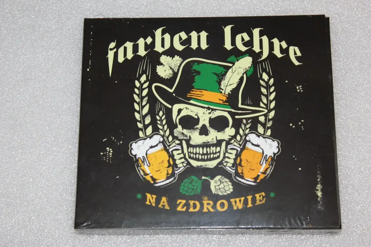Okładka płyty "farben lehre na zdrowie" z czaszką w kapeluszu, kłosami i dwoma kuflami piwa.