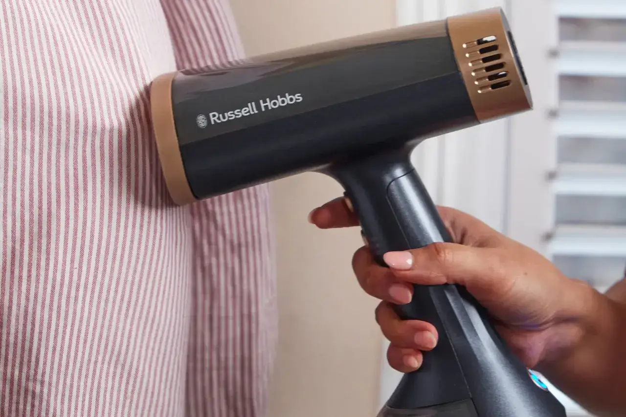 Ręczna myjka parowa Russell Hobbs w akcji. Sprawdź nasz ranking myjek parowych, by wybrać najlepszą!